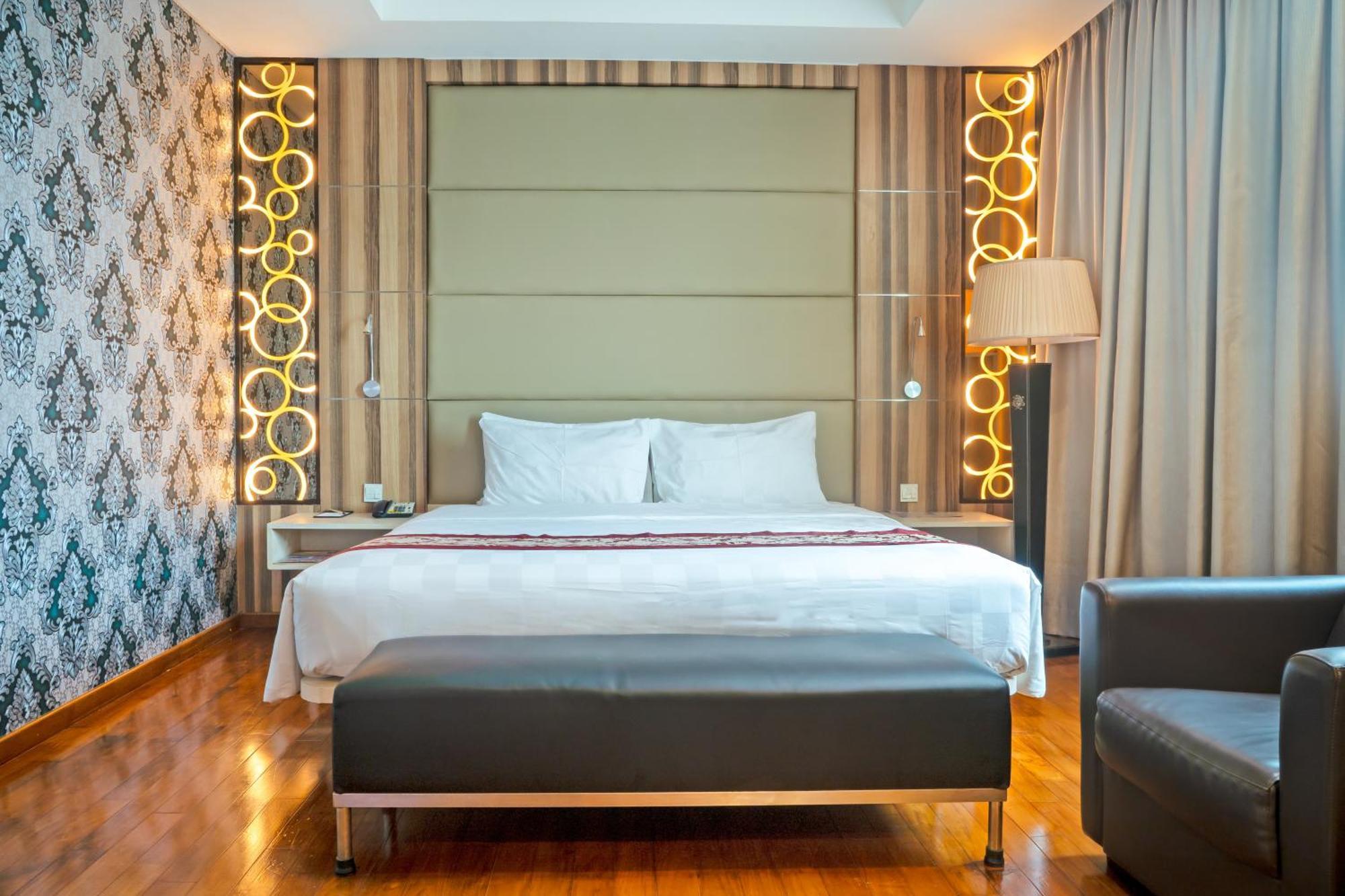 Nagoya Hill Hotel Batam Esterno foto