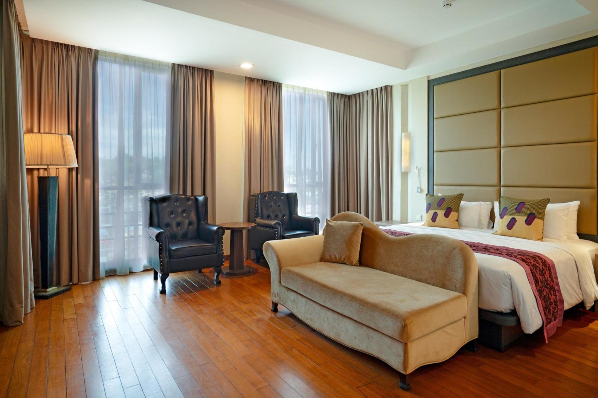 Nagoya Hill Hotel Batam Esterno foto