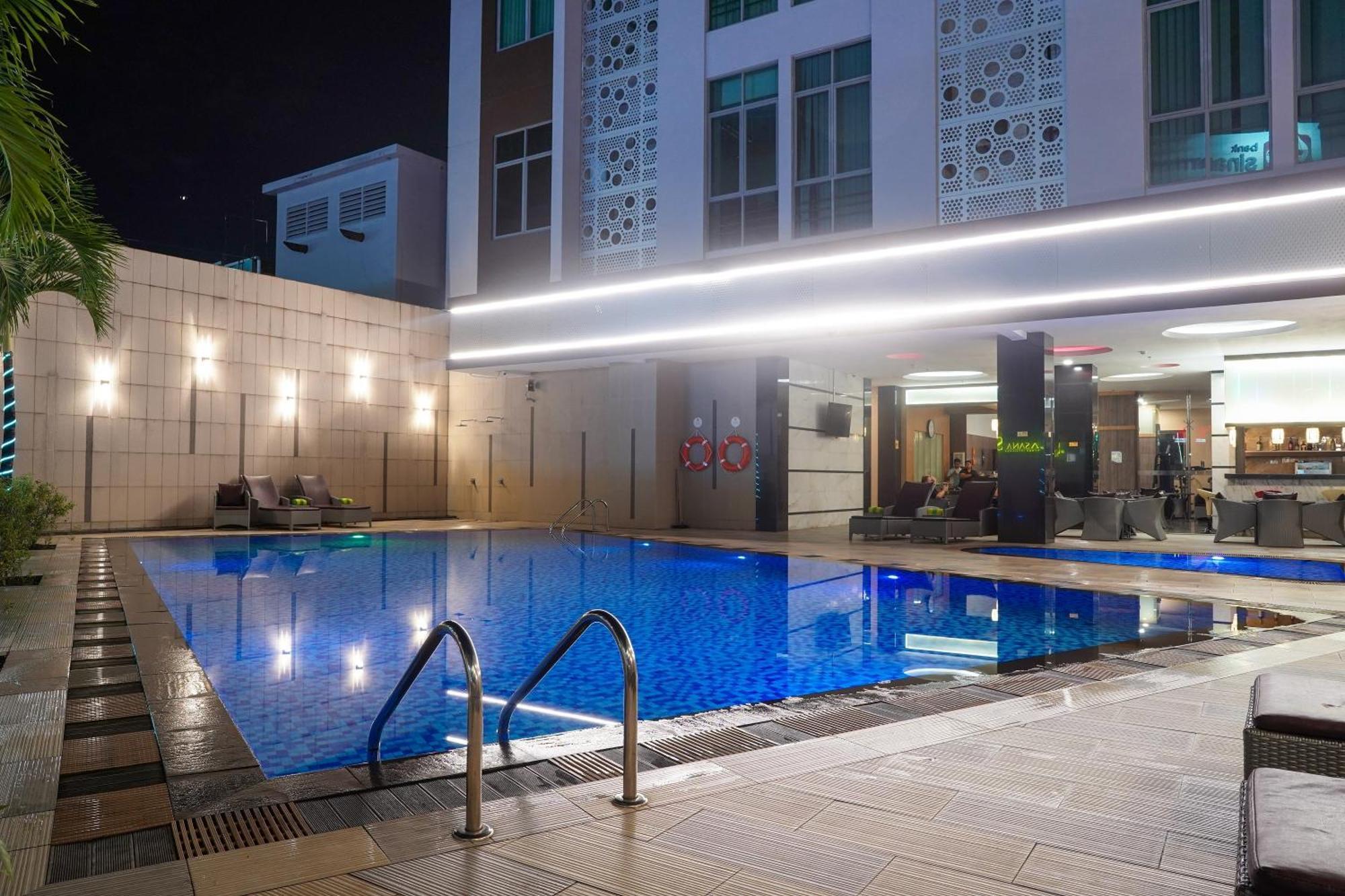Nagoya Hill Hotel Batam Esterno foto